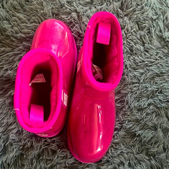 UGG - Picture 1 of 1